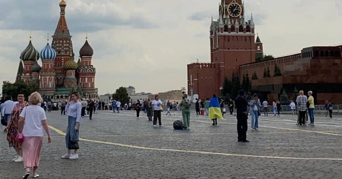 Ein in eine ukrainische Flagge gehüllter Aktivist wurde auf dem Roten Platz in Moskau festgenommen