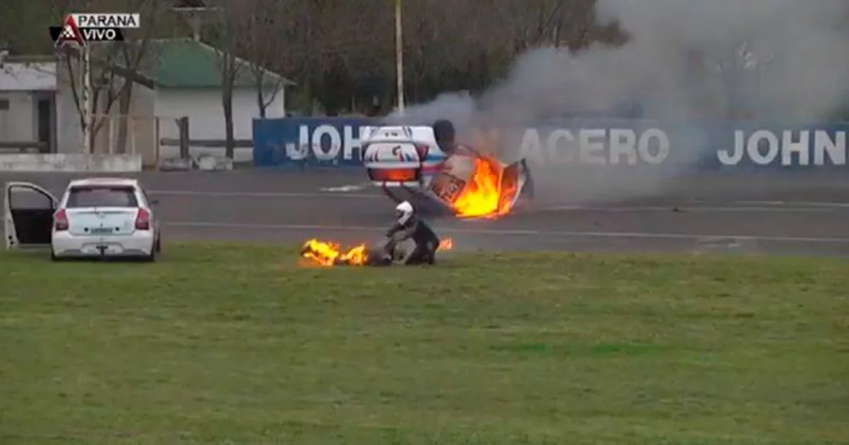 Er überschlug sich und stieg in Flammen aus seinem Auto: der schreckliche Unfall bei einem Rennen in Parana
