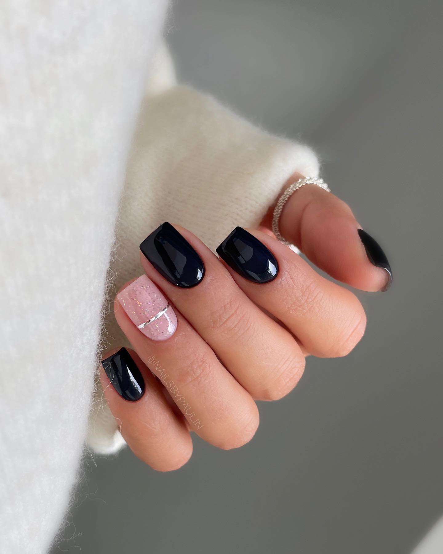 You are currently viewing Edgy Black Nail Designs to Try This Christmas