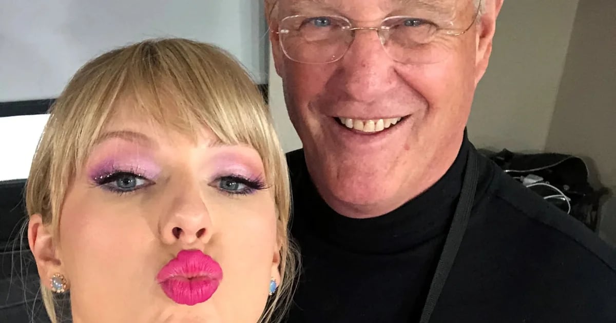 Der Grund, warum Taylor Swifts Vater in den sozialen Medien beschuldigt wurde, ein „Verräter“ zu sein
